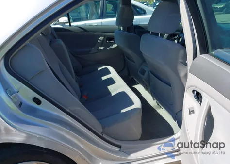 2010 Toyota Camry Le z USA, uszkodzony, nr VIN 4T4BF3EK1AR039193